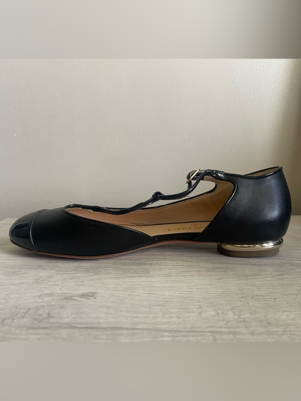 Pre-Owned Authentic 2012 CHANEL Black Leather T-Strap Ballet Flat w/ Gold Accent - Picture 9 of 12